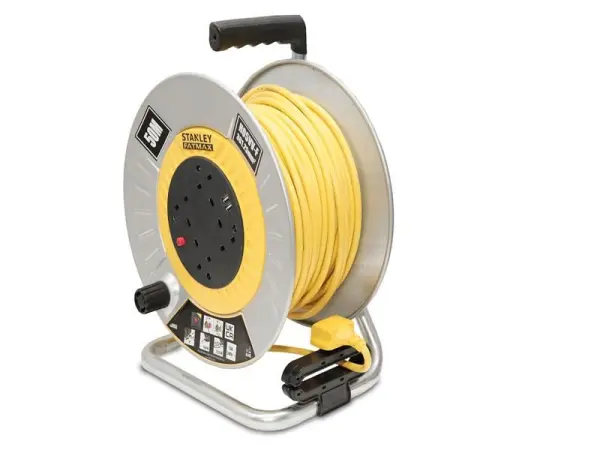STANLEY® Bobine de Cabo Tambor Metal 240V 4 Tomadas + 2 USB 50m