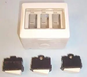 PRO ELEC Interruptor Exterior 3 Bases 2 Vías, IP55 Resistente a la Intemperie