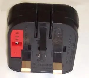 POWERCONNECTIONS - EU Schuko auf UK Stecker Adapter, 10A, Schwarz (Ohne Erdung)