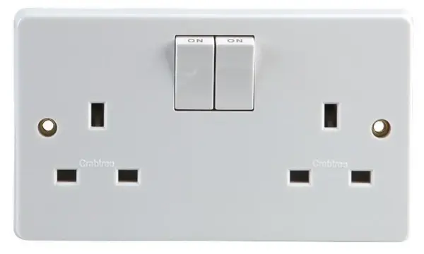 Crabtree 13A 2ギャングSPスイッチ付きコンセント（ツインアース付き）