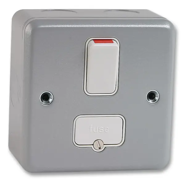 MK Metalclad Plus DP Αποσυνδεόμεση με Ασφάλεια και Αυτόματο, 13A