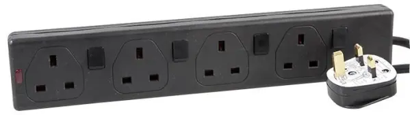 Pro Elec רצח 4 יציאות עם מתגים נפרדים, שחור, 2 מטר