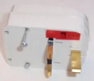 POWERCONNECTIONS - Europäischer Schuko auf UK Adapterstecker, 5A, weiß (geerdet