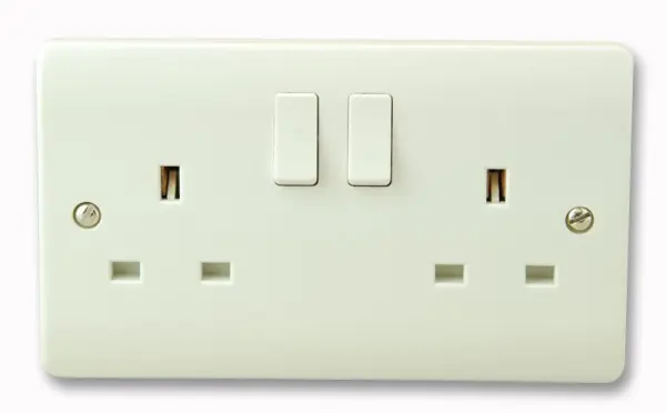 CLICK Tomada Dupla (2 Gang) 13A com Interruptor, Branco