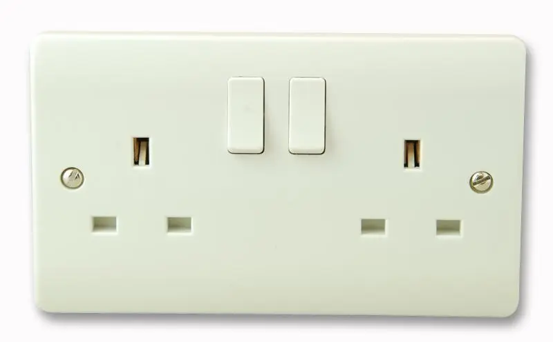 CLICK שקע חשמלי כפול עם מתגים 13A, לבן